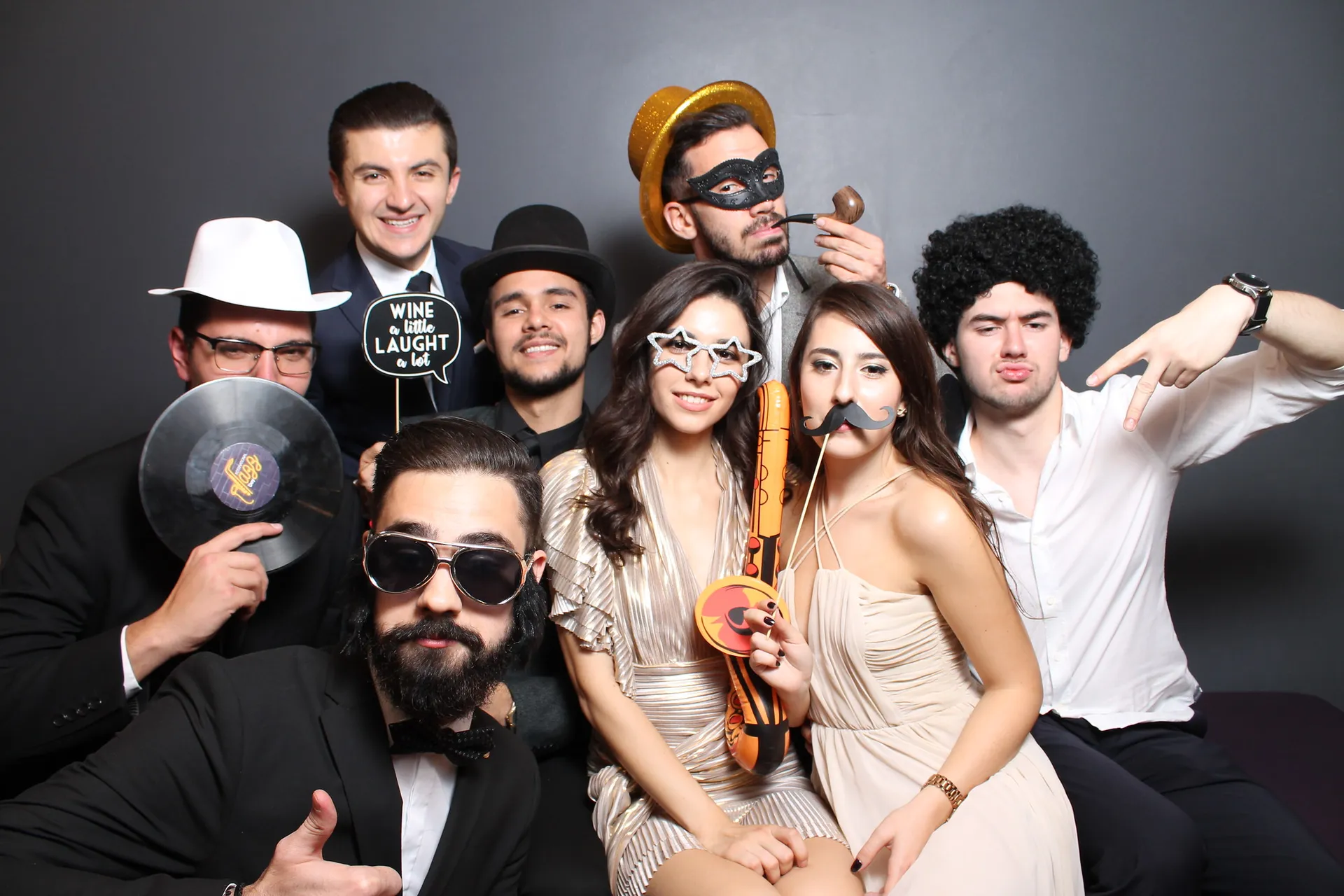 Grup de invitați la un eveniment cu PhotoBox